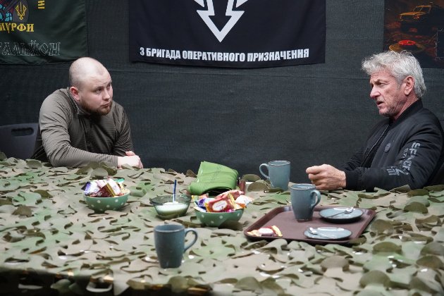 Американський актор Шонн Пенн відвідав на фронті українських військових (фото)