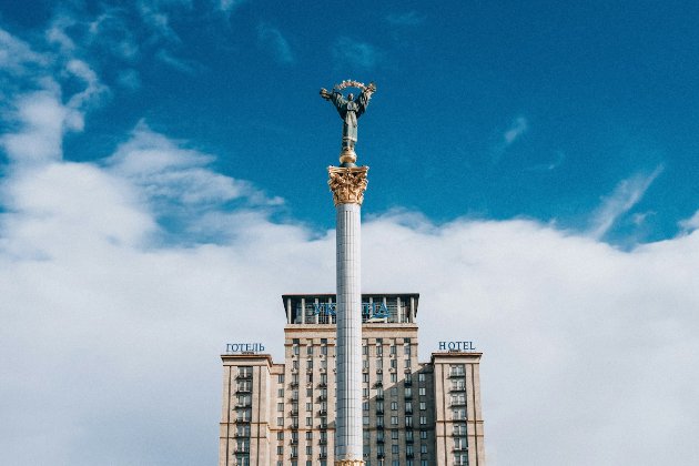 Київ зранку атакували «шахеди» — уламки впали під монументом Незалежності (відео)