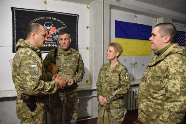 Військова аташе посольства США відвідала зону ООС із шевроном «Україна або смерть!»