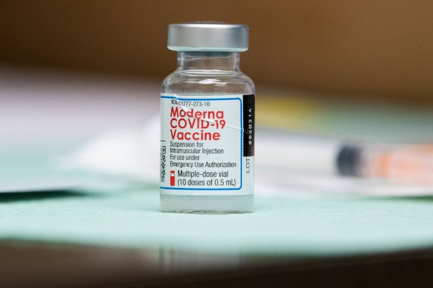 У Британії на добровольцях випробовують комбінування вакцин від COVID-19