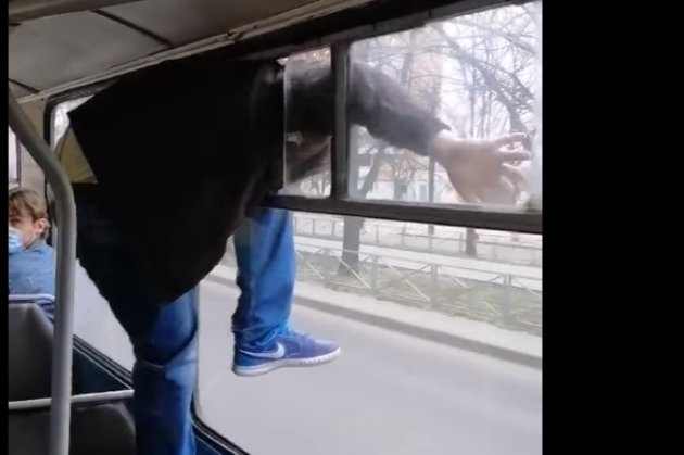 У Черкасах «заєць» утік через вікно тролейбуса, щоб не платити за проїзд (відео)