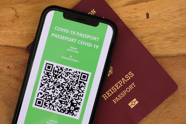 Франція бажає першою в Євросоюзі запустити цифрові COVID-паспорти для подорожей 