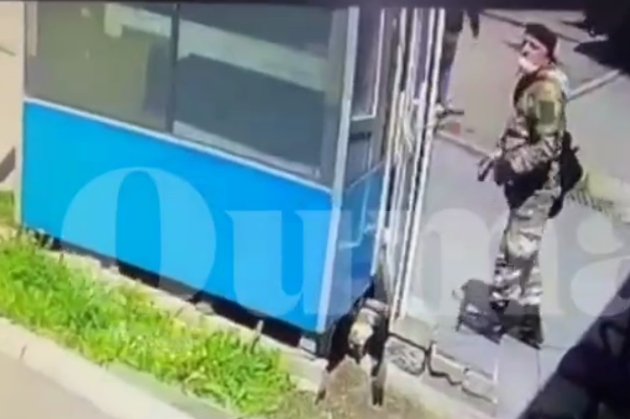 В Алмати чоловік поранив пострілом охоронця ЖК, перестрілювався з поліцією і покінчив життя самогубством