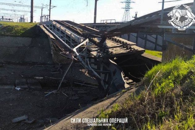 Українські військові підірвали залізничний міст на Донеччині (відео)