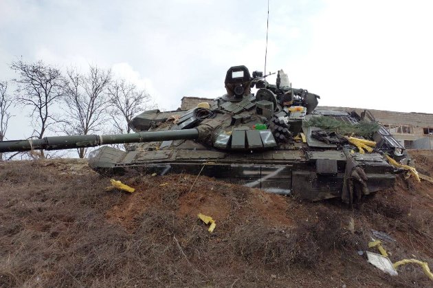 «Азов» показав, як нищить ворожі танки в Маріуполі (відео)