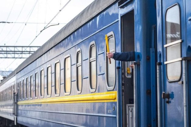 Укрзалізниця відновила продаж електронних квитків на поїзди (оновлено)