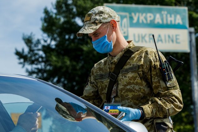В Україні склали довідник для «виїзних» чоловіків. У ньому є всі необхідні документи