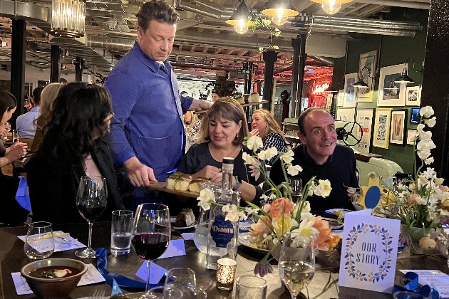 Знаменитий кухар Джеймі Олівер взяв участь у благодійній вечері в Лондоні на підтримку України (фото)
