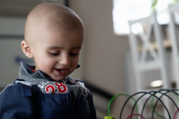 Більше 400 українських дітей з онкологією евакуйовано на лікування за кордон