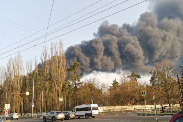 Пожежа на нафтобазі у Брянську: людей масово евакуюють з міста — ЗМІ 