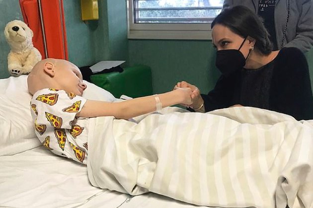 Анджеліна Джолі відвідала українських дітей-біженців у лікарні в Італії (фото)