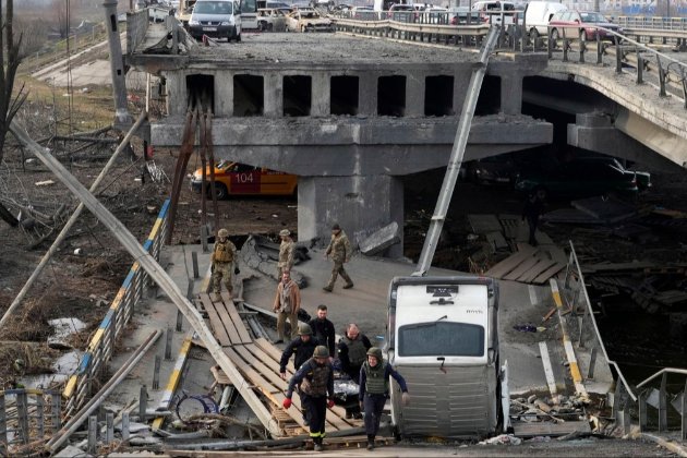Окупанти суттєво зруйнували дороги та мости в Україні, що ускладнює доставку гуманітарної допомоги — розвідка Британії