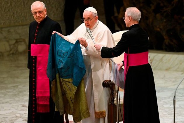 Папа Франциск засудив звірства росіян у Бучі та підняв український прапор