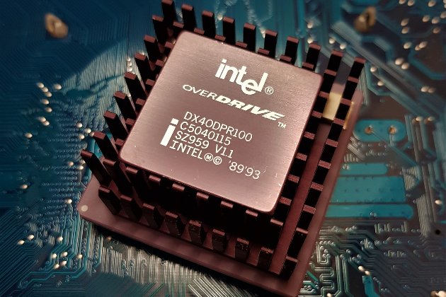 Intel повністю припиняє роботу на ринку росії