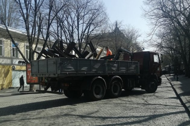 Центр Одеси звільняють від барикад та протитанкових «їжаків» (фото)