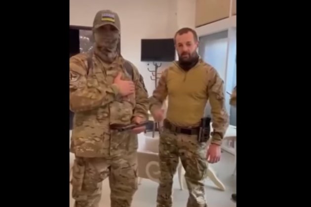 «За самовідданий захист Мукачева». Миколу Тищенка нагородили пістолетом Стєчкіна (відео)