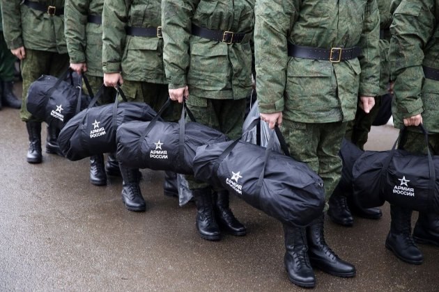 Росіяни вербують добровольців, щоб відкласти відкриту мобілізацію — британська розвідка