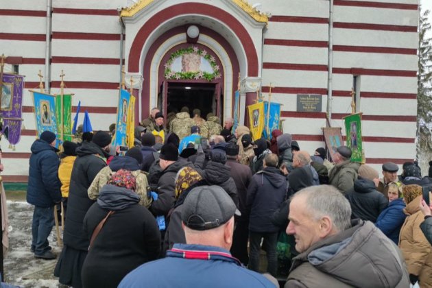 Священники УПЦ МП з ломом та вогнегасниками не пускали вірян до храму відспівати полеглого бійця (відео)