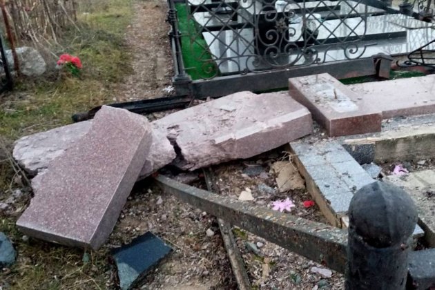 У Провідну неділю на Херсонщині окупанти обстріляли кладовище — ОВА