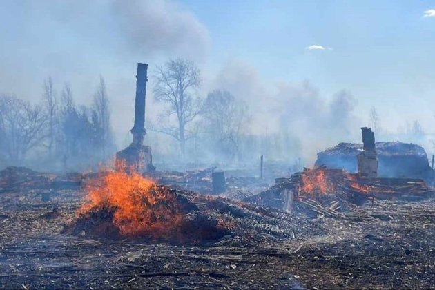 У росії нова масштабна пожежа: вогонь майже знищив селище Сосьва (відео)