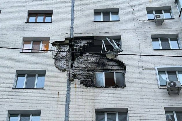 На Київщині уламок збитої ракети влучив у багатоповерхівку, постраждала дитина (фото)
