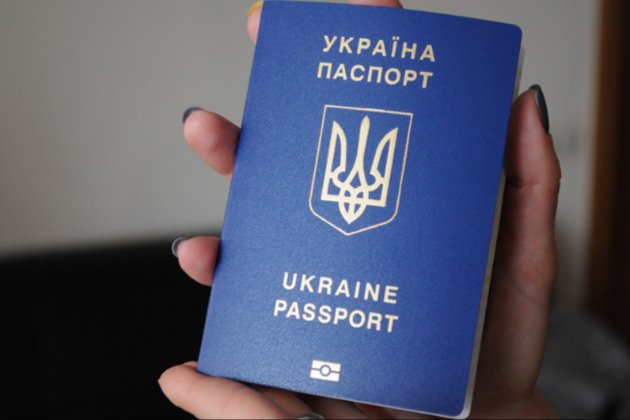 Українцям призупинили видачу паспортів за кордоном: причина