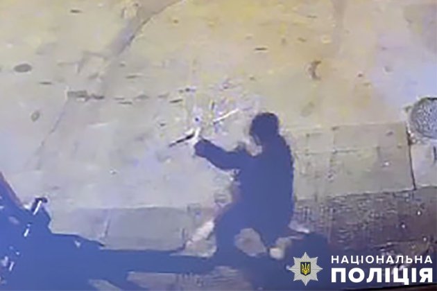 У Києві чоловік жорсткого побив охоронця магазину через зауваження (фото)