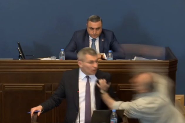 У грузинському парламенті побилися депутати через скандальний законопроєкт (відео)