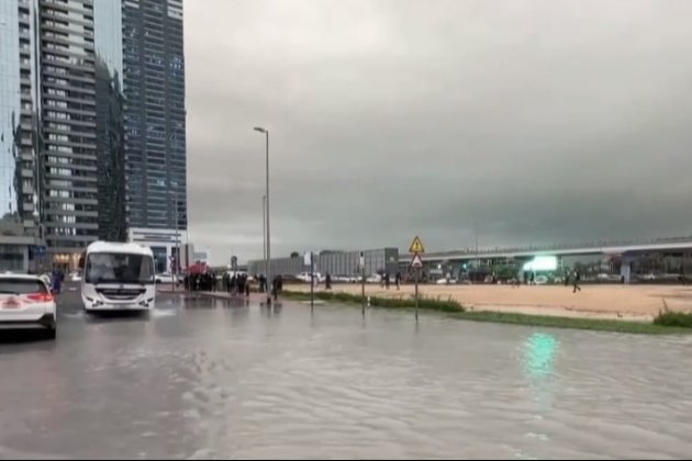 У Дубаї аномальні зливи затопили автомагістралі, аеропорт та ТРЦ — фото і відео удару стихії