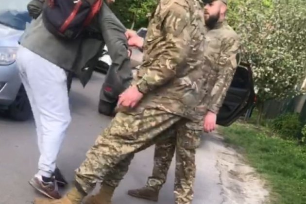 Конфлікт військових із перехожим на Львівщині, в обласному ТЦК відреагували (відео)