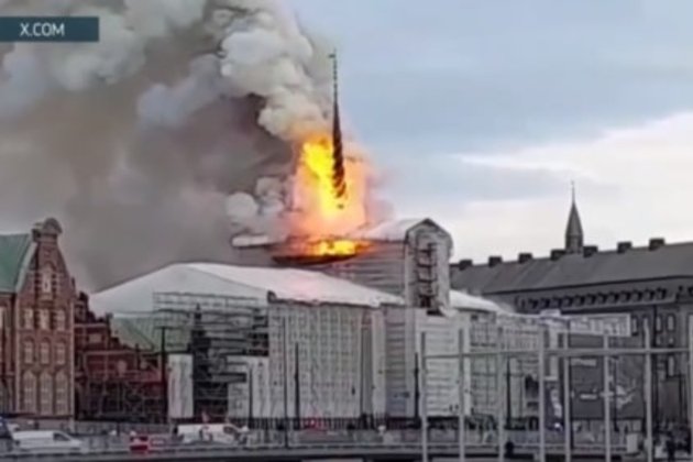 У Копенгагені спалахнула історична будівля біржі, якій 400 років (фото, відео)