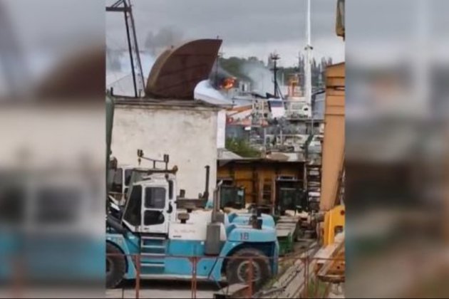 У Севастополі пролунали вибухи: окупанти заявили про збиття протикорабельної ракети (відео)