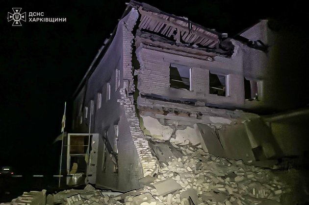 Росіяни вдарили по пожежній частині на Харківщині: фото наслідків