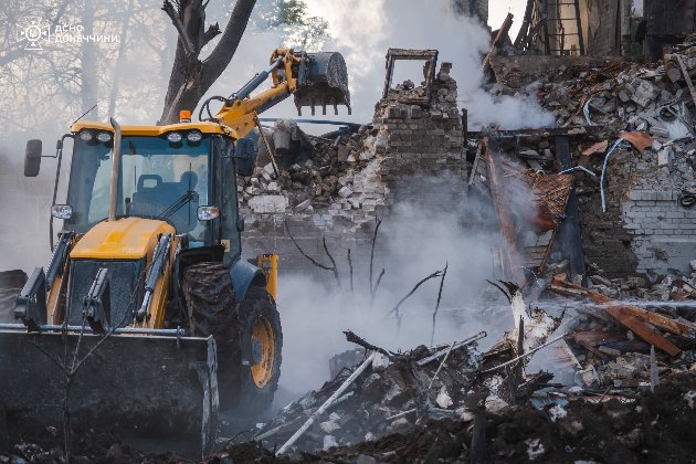 У Костянтинівці на Донеччині під завалами будинку виявили двох загиблих — мати й сина (фото)