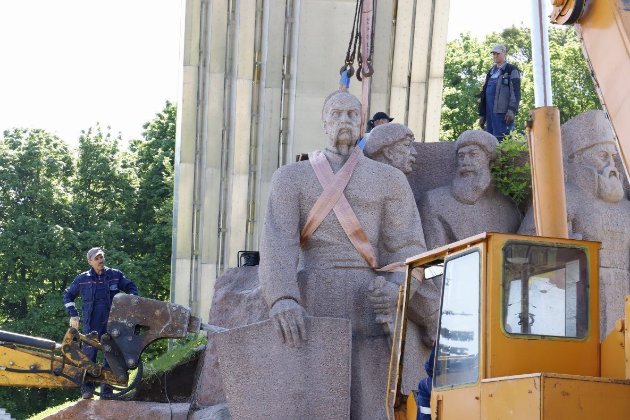 У центрі Києва розпочався демонтаж монумента на честь Переяславської ради (фото)