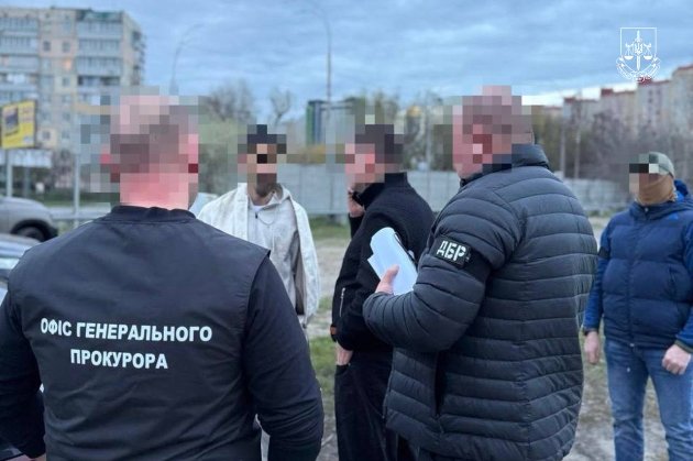 Посадовцю Міноборони, який продавав заброньовані посади у відомстві, повідомили про підозру