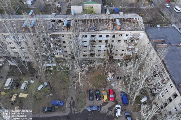 У Миколаєві через атаку БпЛА поранено 10 осіб, двоє — в лікарні (фото)