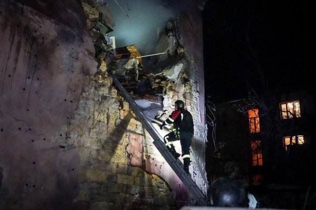 В Одесі нічна атака зруйнувала кілька будинків — загинуло літнє подружжя (фото)