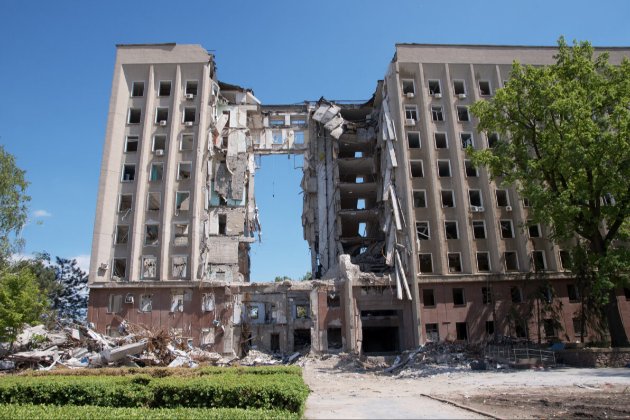 У Миколаєві молодий чоловік зістрибнув з даху зруйнованої будівлі облдерждміністрації 