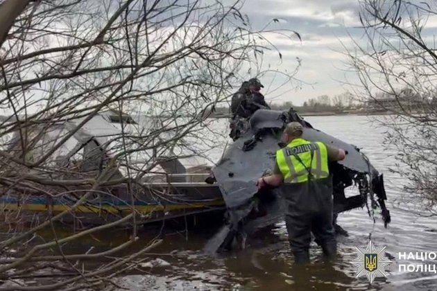 У Києві з Дніпра дістали російський дрон із бойовою частиною (відео)