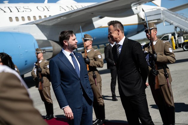 Віцепрезидент США приїхав до Угорщини перед виборами, щоб підтримати Орбана (відео)