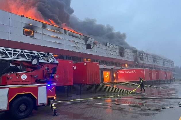 Ворог атакував дронами Луцьк і Хмельницький: уражено склад «Нової пошти» і підприємство (фото, відео)