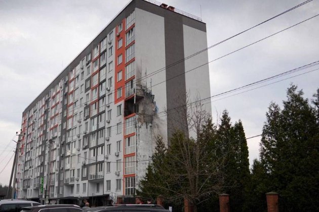 Росія зранку масовано атакувала дронами і ракетами: є влучання у ТЦ і житловий будинок (відео)