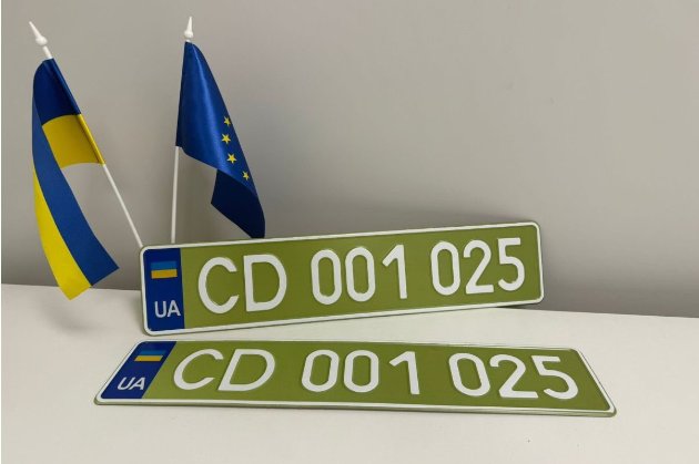 В Україні запровадили нові дипломатичні номерні знаки для авто — тепер вони оливкові