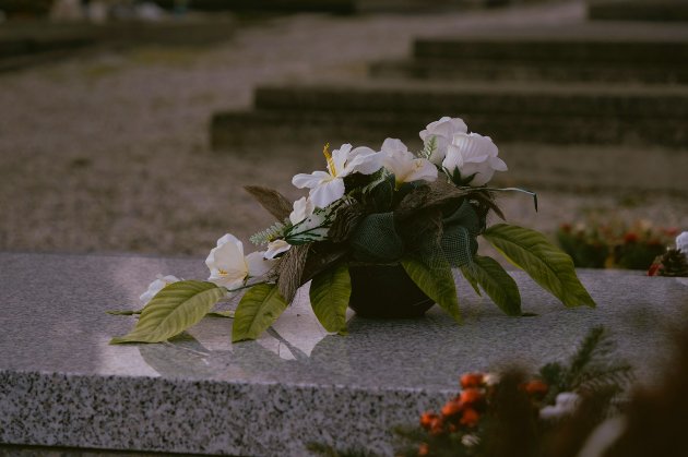 Поминальні дні: киян закликають не нести на цвинтарі штучні квіти