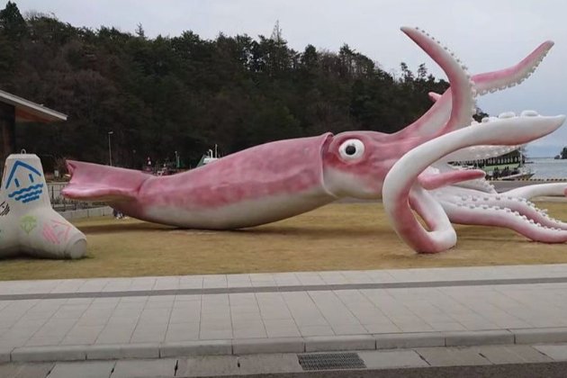 У Японії за гроші з COVID-фонду збудували гігантську статую кальмара