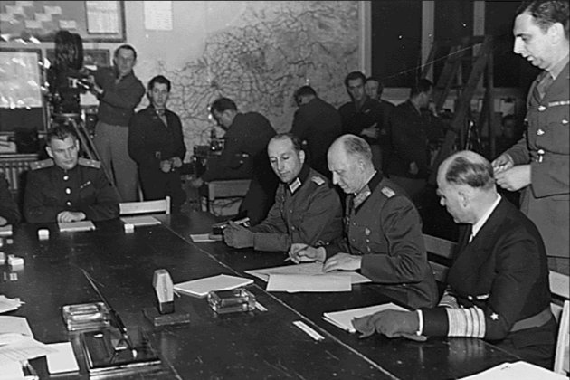 Фотоісторія. 7 травня 1945 року Німеччина підписала акт про капітуляцію у Другій світовій