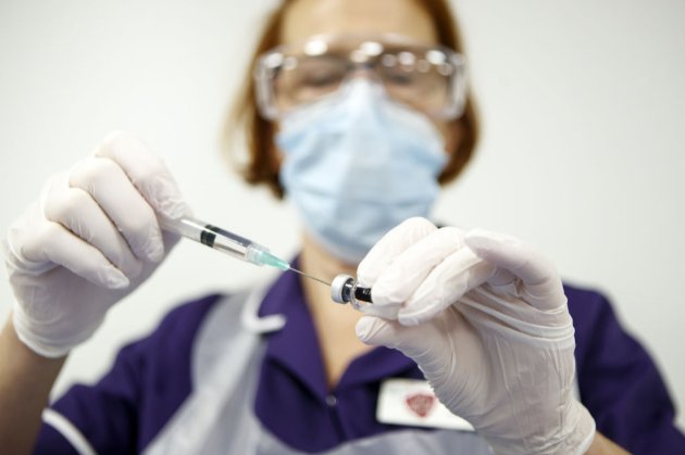 У США дозволили вакцинувати підлітків препаратом Pfizer