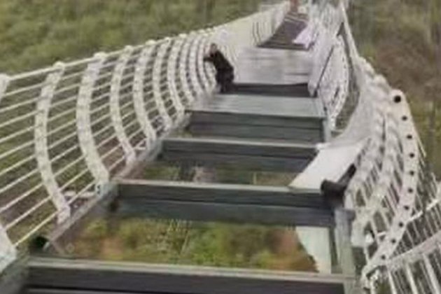 Скляний міст розвалився. У Китаї турист застряг на 100-метровій висоті 