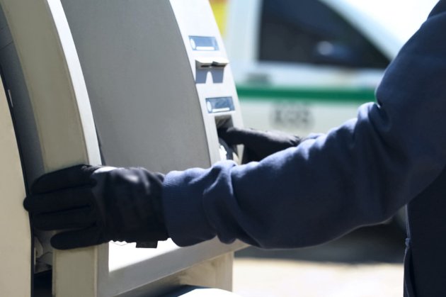 Росіяни викрали з банкомата в окупованих Пологах майже 400 тис. грн